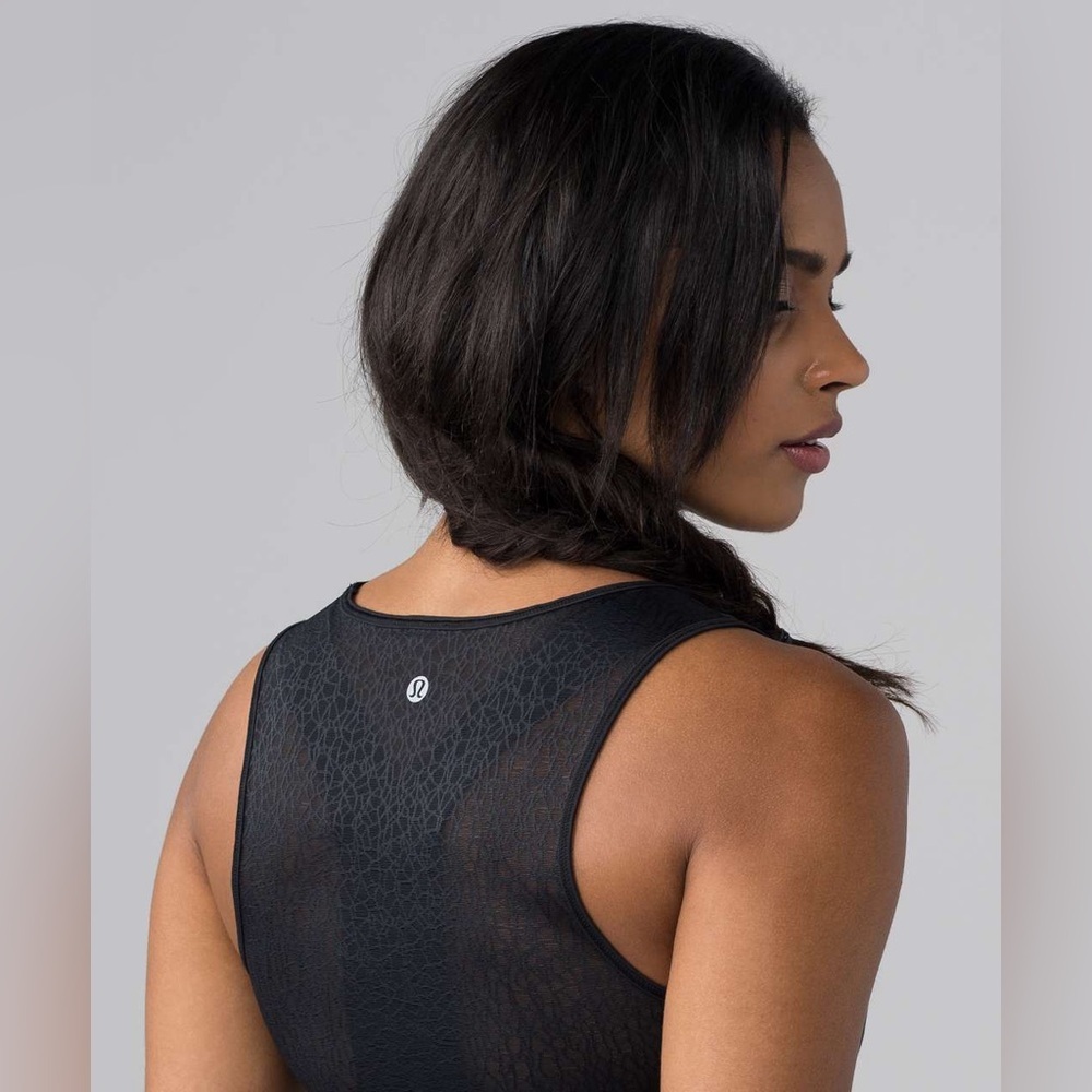 Lululemon Twist & Train Crop Tank
Black size 4
